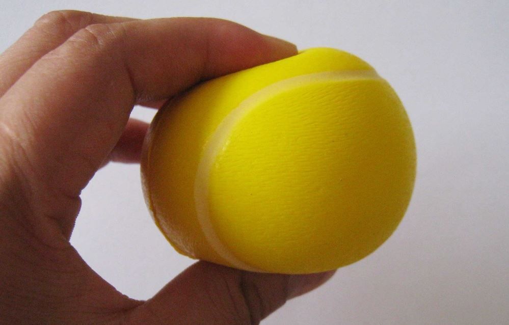 Желтая игрушка в упругой киске 
