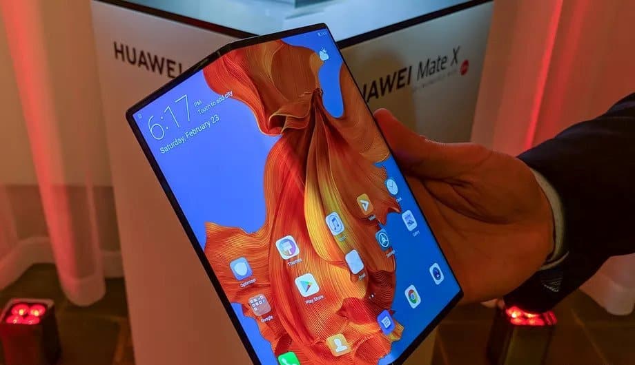 Huawei afirma vender 100.000 telefones dobráveis ​​por mês