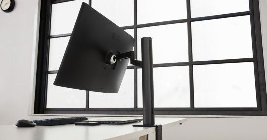 O mais recente monitor UltraFine 4K da LG possui uma dobradiça giratória exclusiva