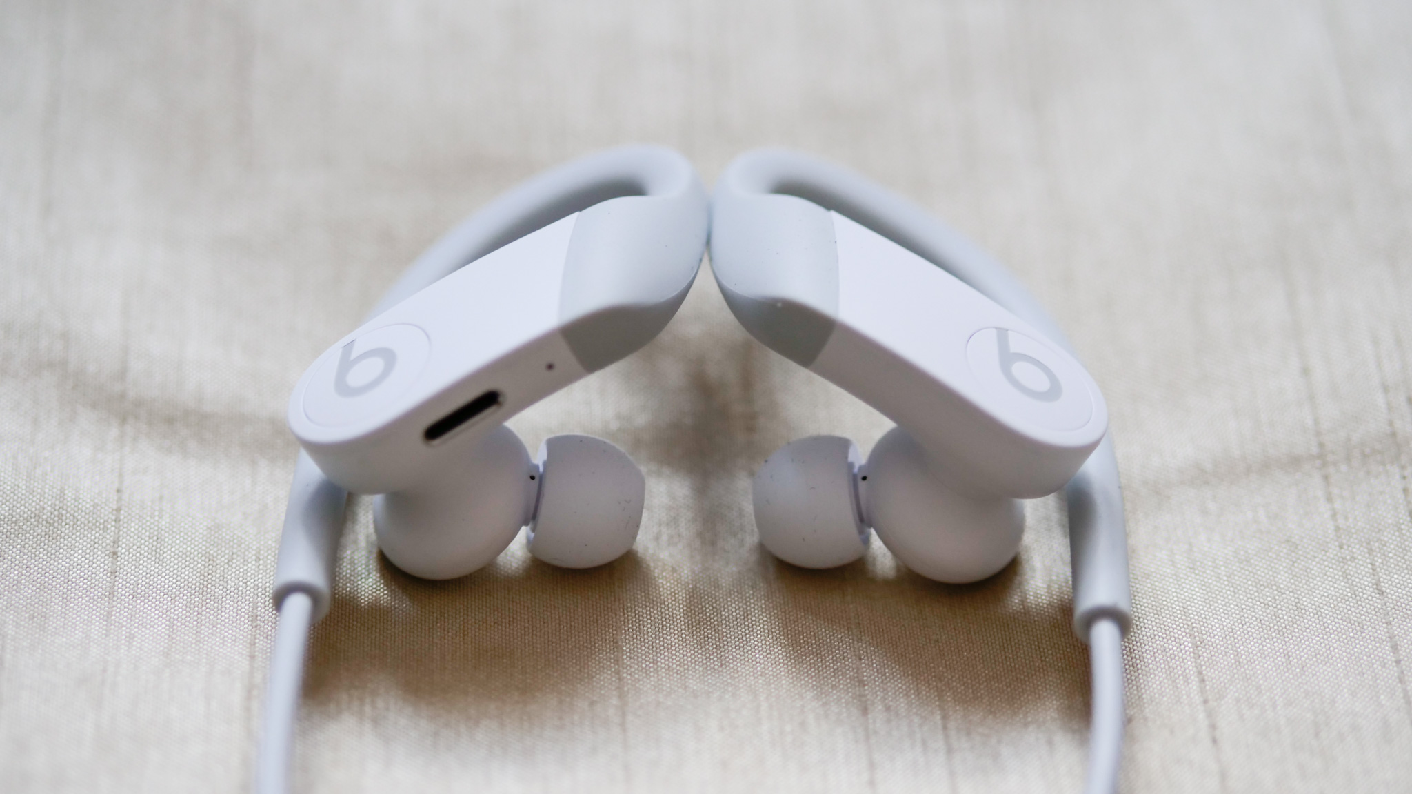 Revisão de Beats Powerbeats: fones de ouvido Bassy perfeitos para alimentar seu treino