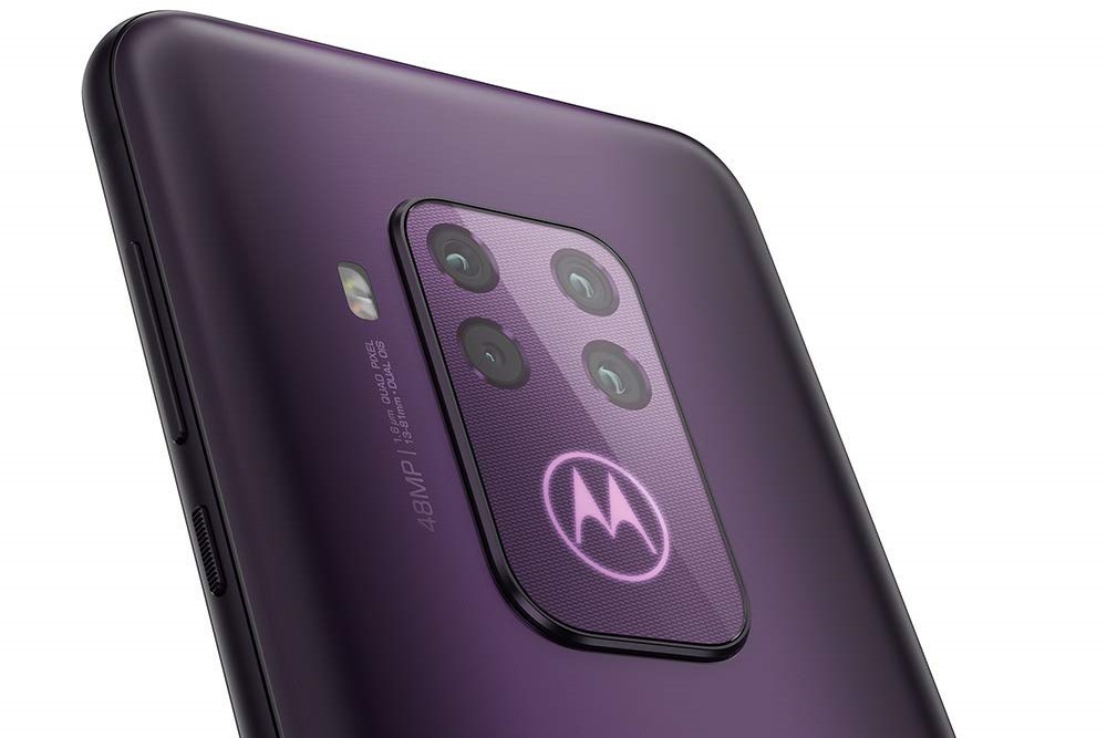 As mais recentes renderizações do Motorola One Zoom revelam o logotipo traseiro iluminado exclusivo